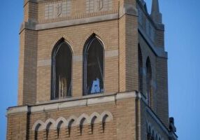 De klok in de klokkentoren van de St. Peter Catholic Church in Volo, Illinois, luidt tijdens de consecratie om te herinneren aan de tegenwoordigheid van Christus. (Foto: met dank aan Saint Peter Catholic Church)