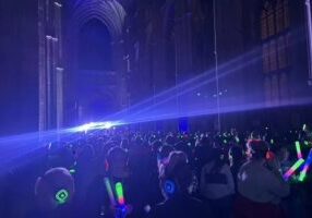 Een rave in de kathedraal van Canterbury in februari 2024, terwijl demonstranten zich buiten in de regen verzamelen. (foto: Edward Pentin / National Catholic Register)