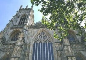 York Minster is de zetel van de aartsbisschop van York, het op één na hoogste ambt van de anglicaanse Church of England; het werd in 1472, vóór de Engelse Reformatie, als een katholiek bouwwerk ingewijd. (foto: Unsplash)