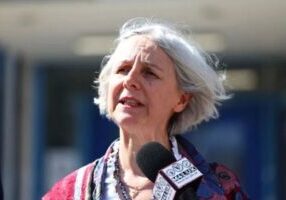 Livia Tossici-Bolt spreekt de media toe nadat ze schuldig is bevonden aan twee aanklachten wegens het overtreden van de ‘Verordening ter Bescherming van Openbare Ruimten’ bij het Poole Magistrates' Court op 4 april 2025 in Poole, Engeland. (foto: Peter Nicholls/Getty Images)