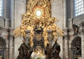 Het altaar van de stoel in de basiliek van Sint-Pieter, waar Bernini's prachtige bronzen monument voor de stoel van Petrus dienst doet als een enorme bronzen reliekschrijn voor de historische houten stoel. (foto: Vatican Media / VM)