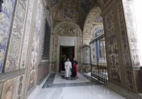 Paus Leo XIV loopt door de gang van de derde loggia van het Apostolisch Paleis, waar het pauselijk appartement zich bevindt, op 12 mei 2025, in Vaticaanstad. / Credit: Vatican Media/Vatican Pool/Getty Images