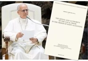 Op de voorgrond is de omslag van het proefschrift van de toekomstige paus Leo XIV te zien, met op de achtergrond paus Leo XIV die op 12 mei in de audiëntiezaal van Paulus VI tot journalisten spreekt. (foto: ErreRoberto / Shutterstock / achtergrond)