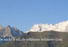 Bergen met de tekst ondertiteling lied "De nacht is stil ..."