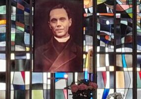 herdenkings glas in lood kapel Priester Poppe Moerzeke (2) - foto cright Johan Pauwels EWTN LC